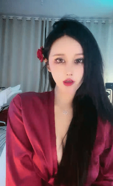 极品网红女神奶油肌诱惑!性感睡衣大红唇,大肥臀特写掰开嫩穴,无毛骚穴套弄假屌疯狂骑乘