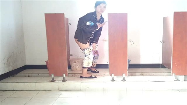 顶尖尤物佼佼者厕所全景偷拍!一镜到底4体位高清直播,嫩穴特写疯狂喷射!