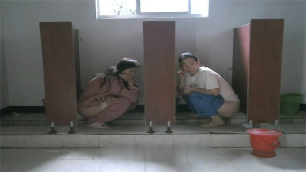 佼佼者出品全景厕拍神作!一镜到底偷窥4厕位美女激情释放,湿身诱惑刺激到爆!1